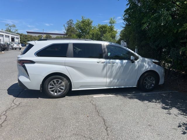 2025 Toyota Sienna XLE 8 Passenger
